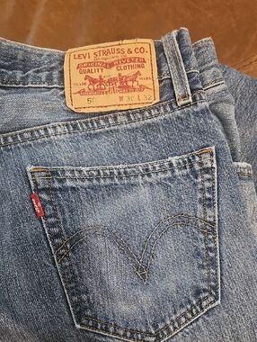 Levi's Men's Light Blue Straight-Leg Denim Jeans with Signature Patch 30x32